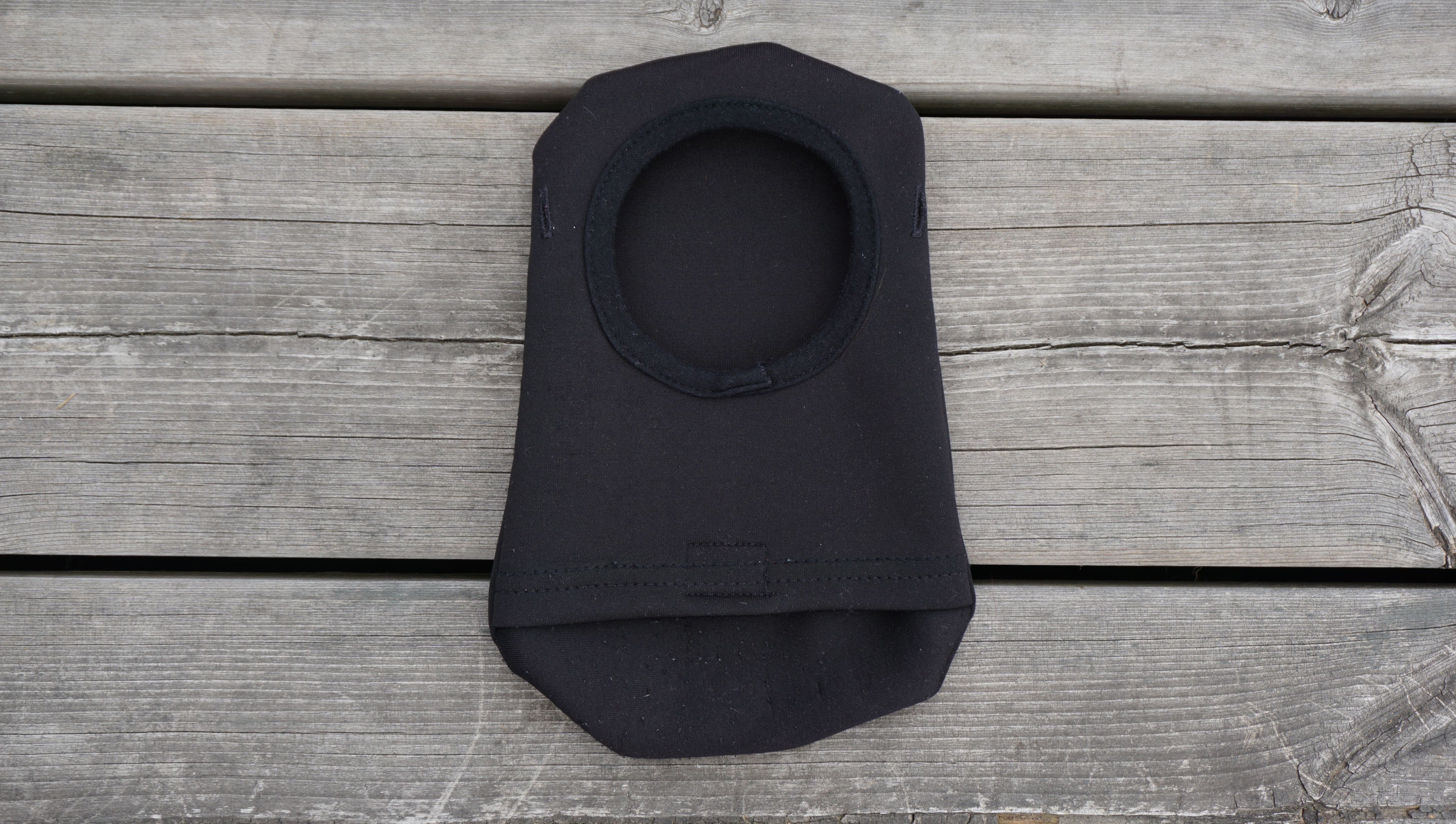 Stomidesign svart överdrag i närbild